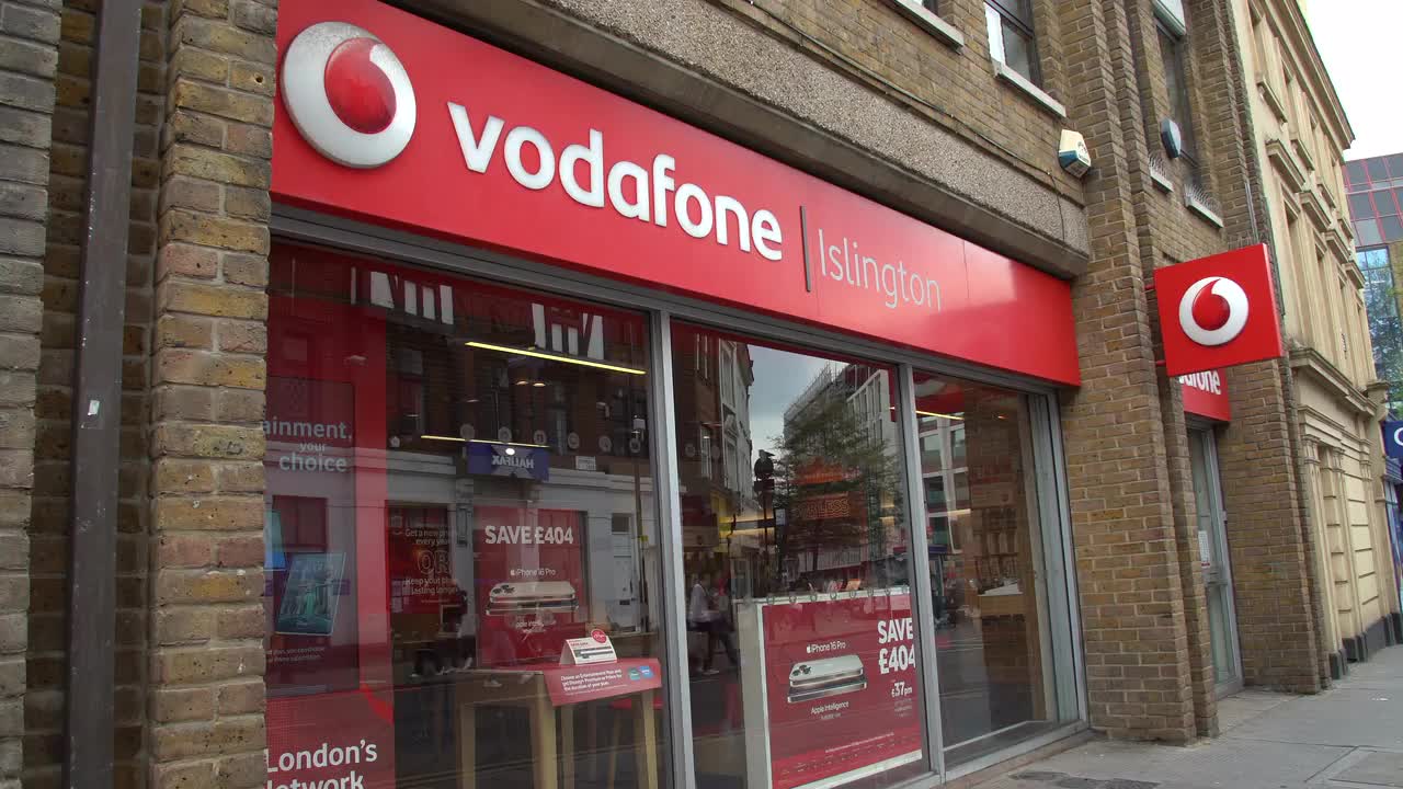 Vodafone Store Front in Islington - April Footage