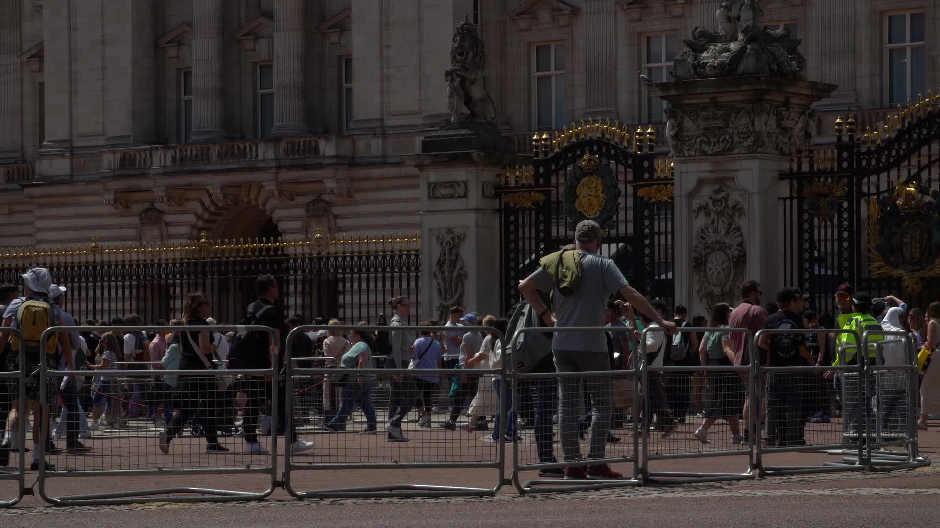 Tourists at Buckingham Palace Gates