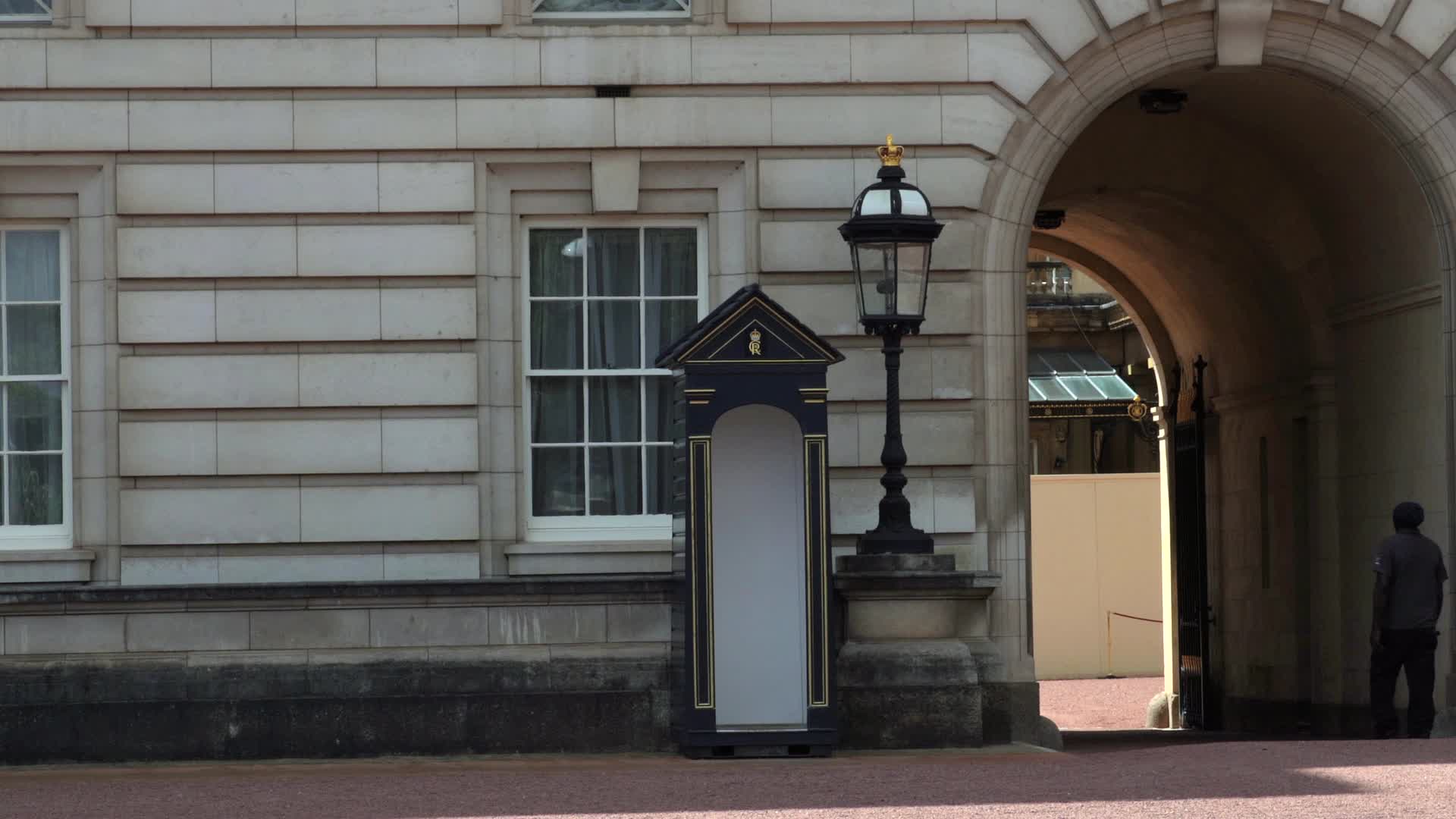 Buckingham Palace King's Guard Marching