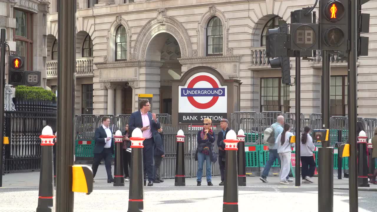 Bank Station Entrance London 4K