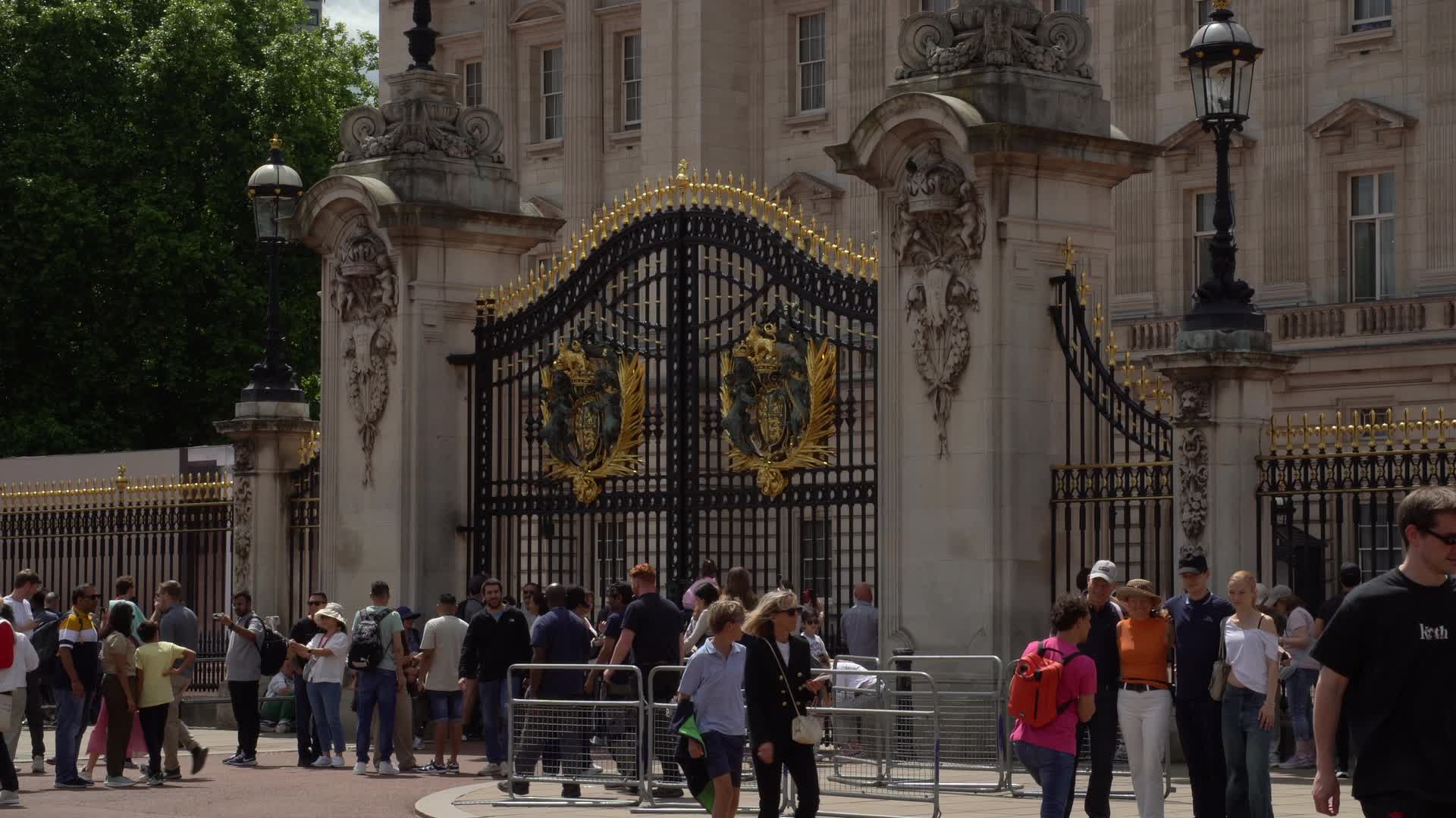 Tourists at Buckingham Palace Gates