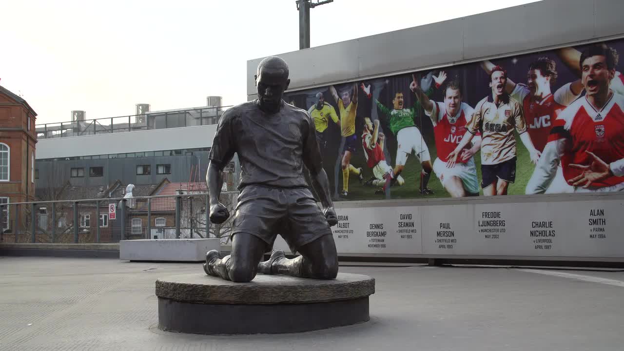 Arsenal FC Stadium Bronze Statue and Mural
