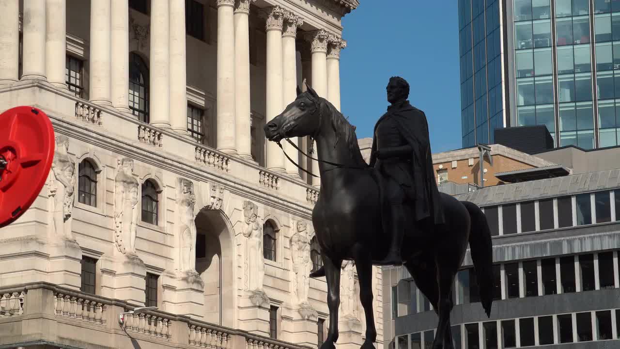 Bank of England and Equestrian Statue 4K Footage