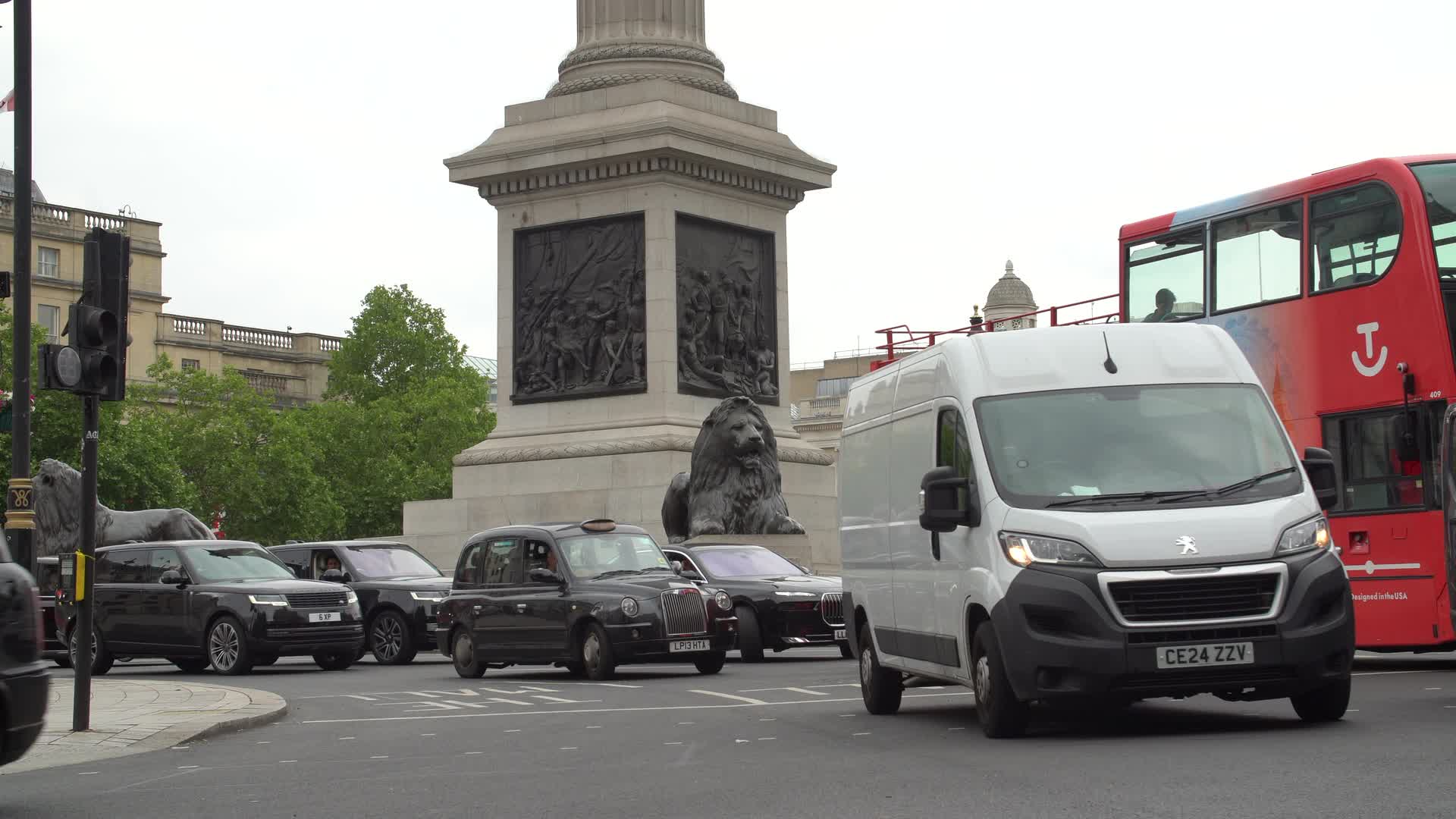 London Trafalgar Square Traffic General Views