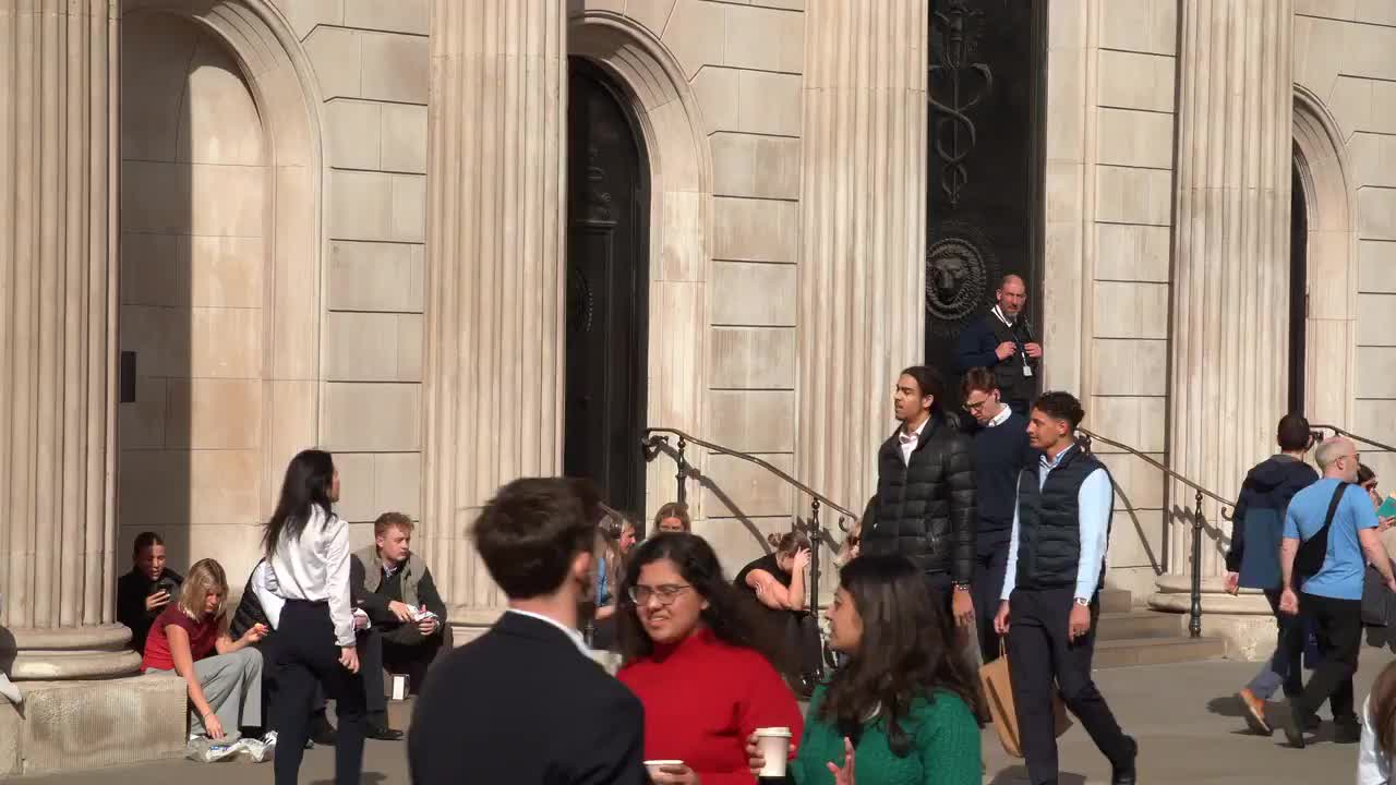 People in Front of the Bank of England in 4K