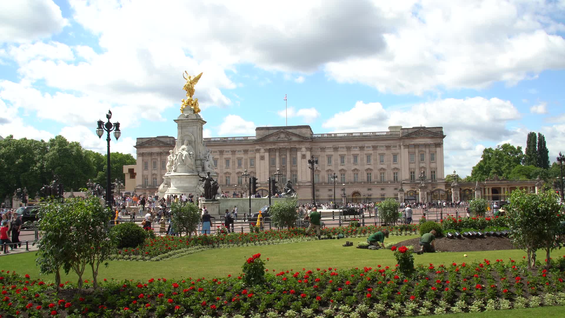 Buckingham Palace Scenic View with Visitors