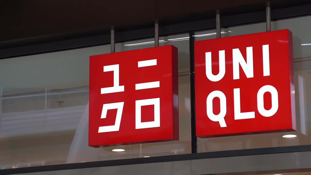 Uniqlo Storefront Signage Display