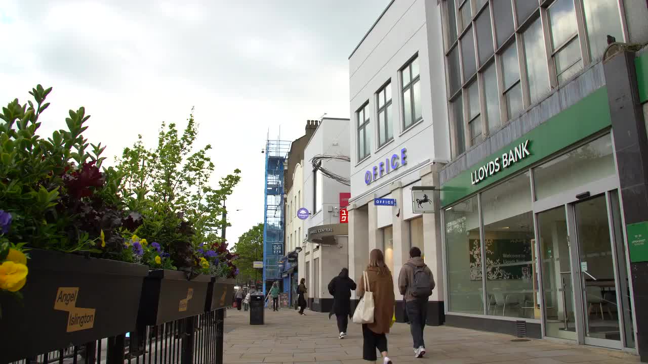 Lloyds Bank Street Scene in Islington
