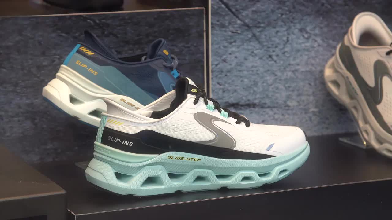 Skechers Showroom Display - Stylish Sneakers in 4K