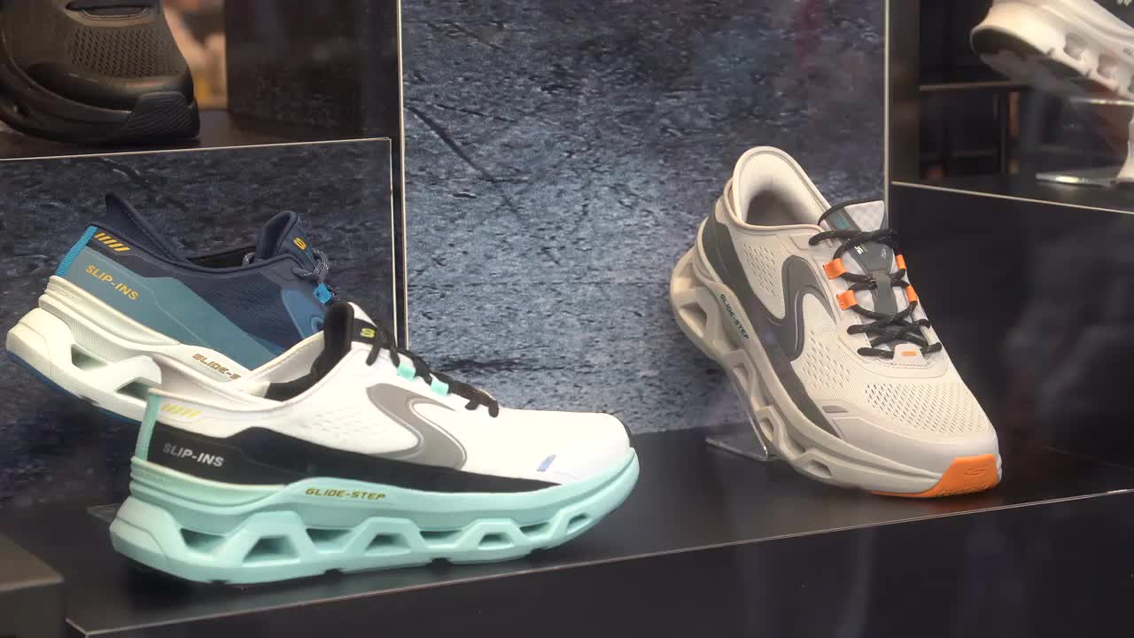Skechers Slip-Ins Glide-Step Sneakers Display 4K