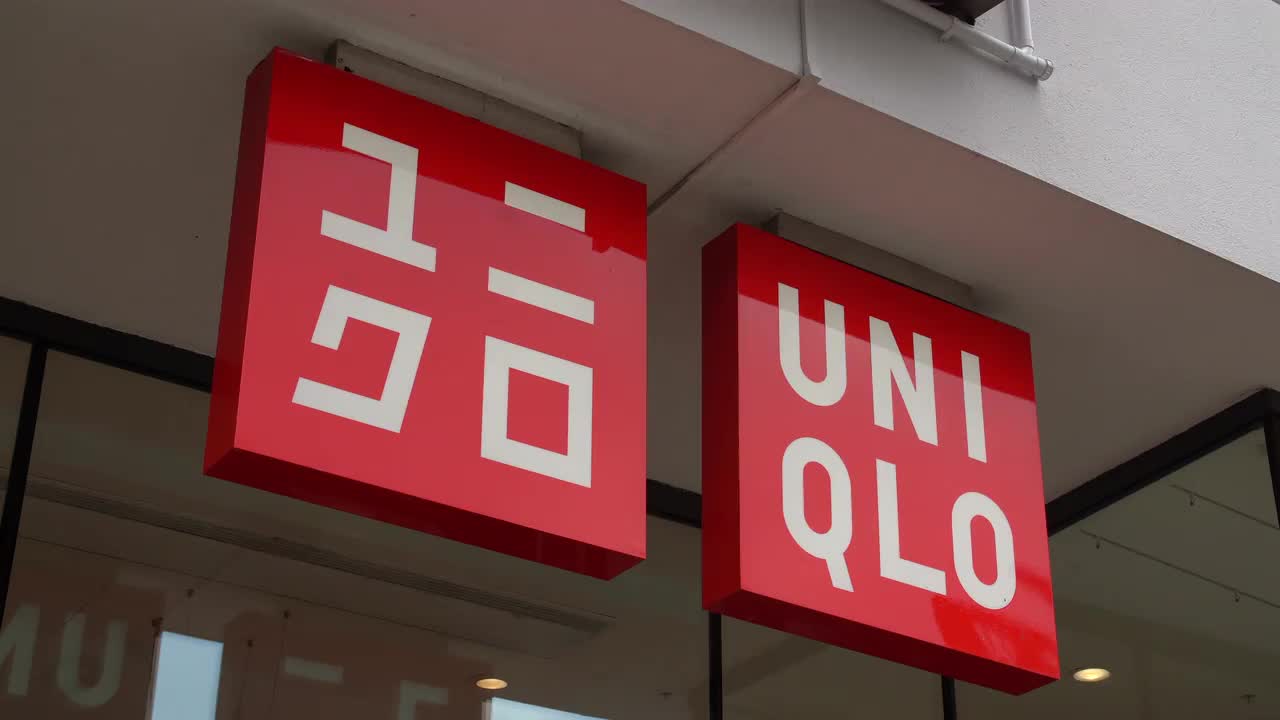 Uniqlo Storefront Exterior Signage April 2021